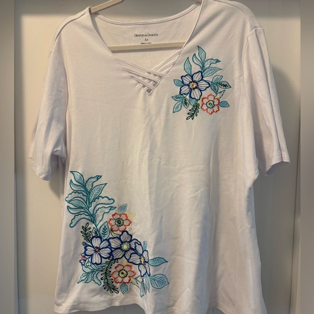 Drapers and Damon’s White Blue Floral Embroidered Short Sleeve Tee